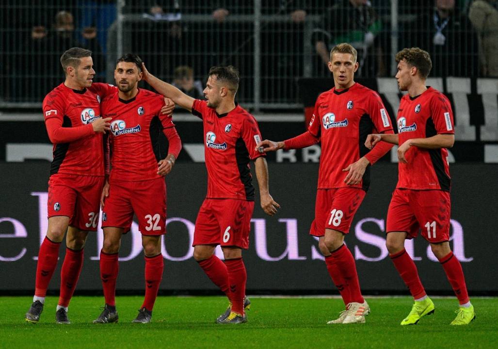 包含弗赖堡客场击败奥格斯堡，稳步向前行的词条