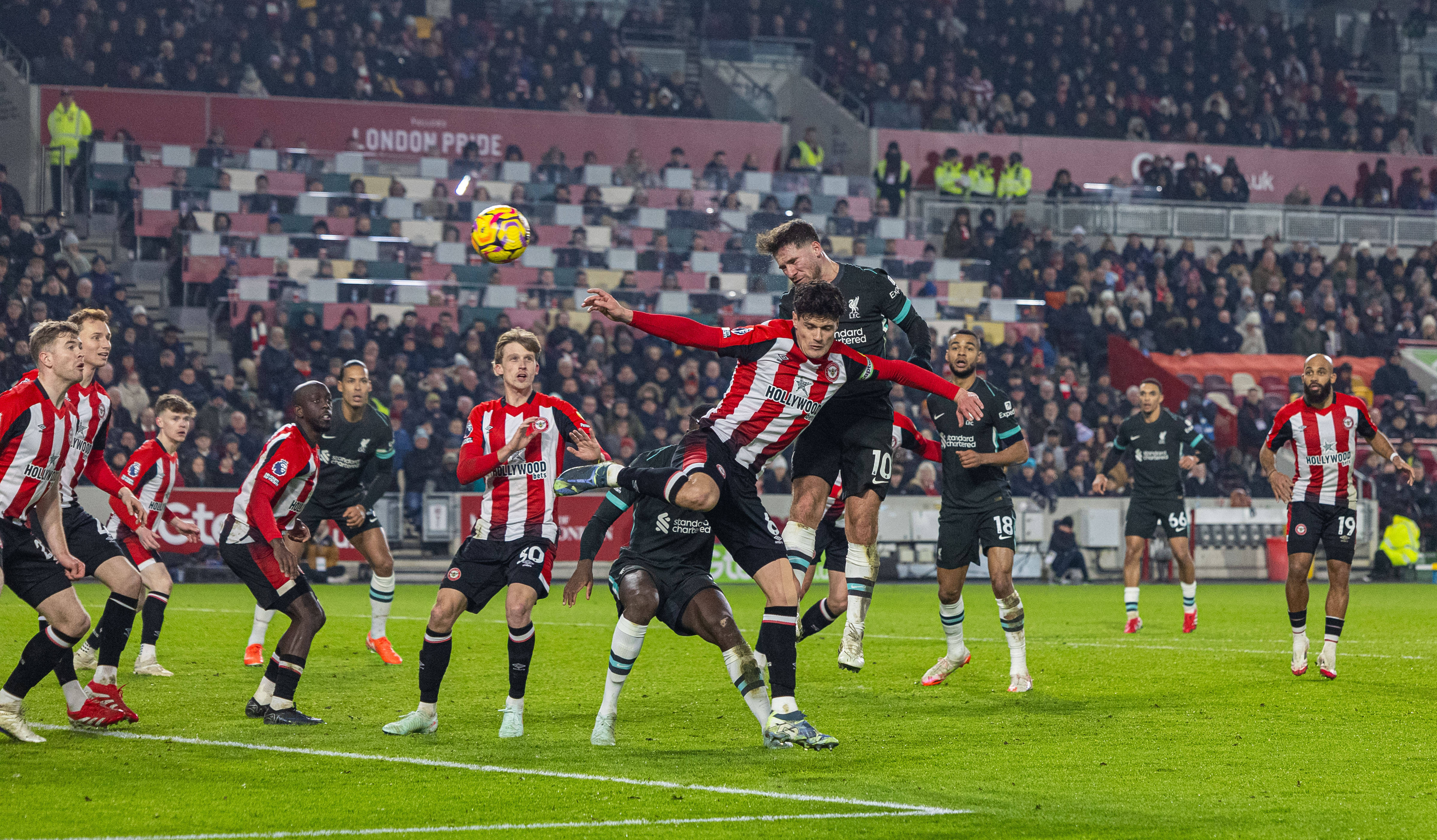 关于利物浦客场小胜沃特福德，保持领先位置的信息