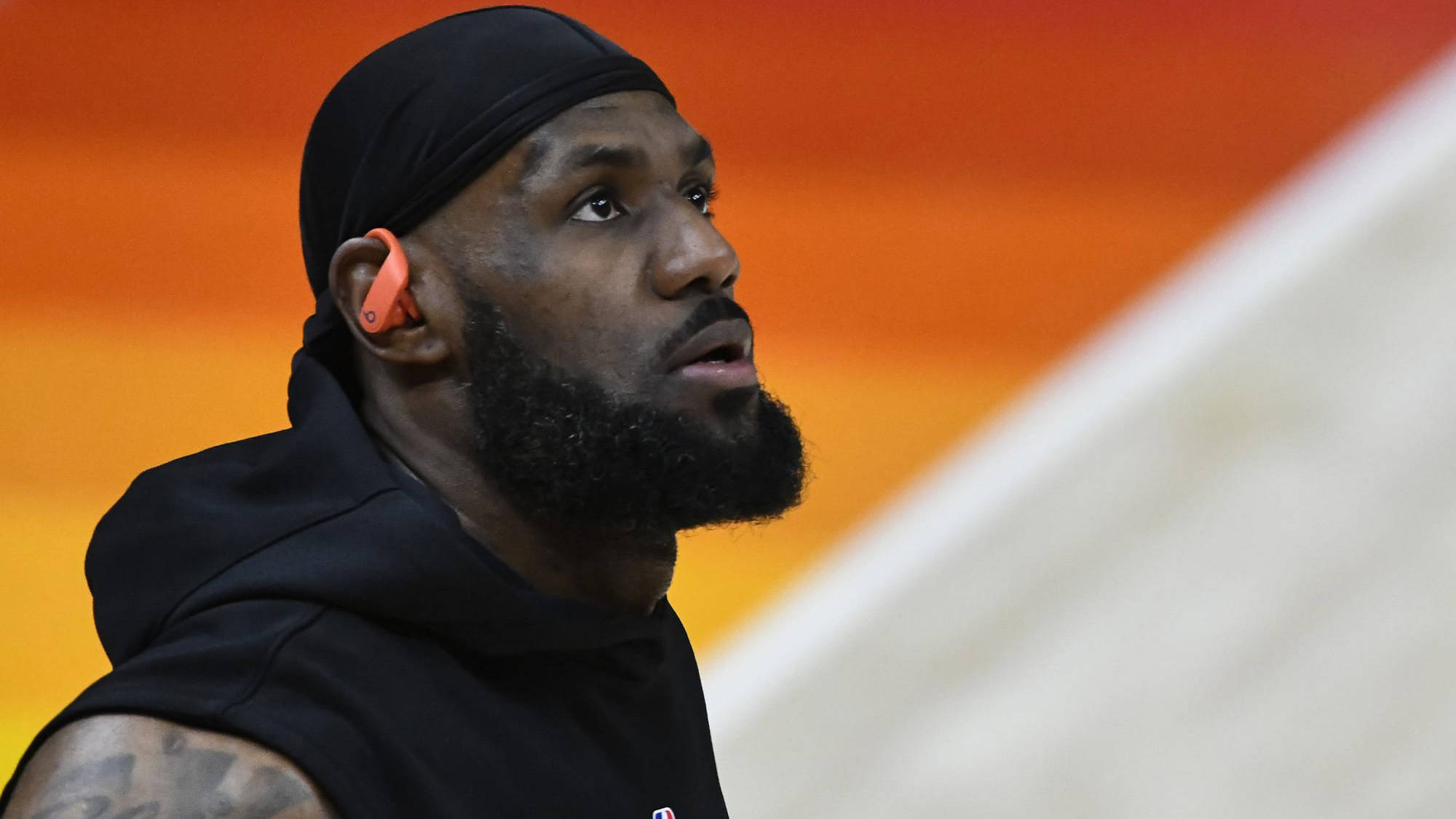 汉诺威96踩着对手高层，引发球迷热议