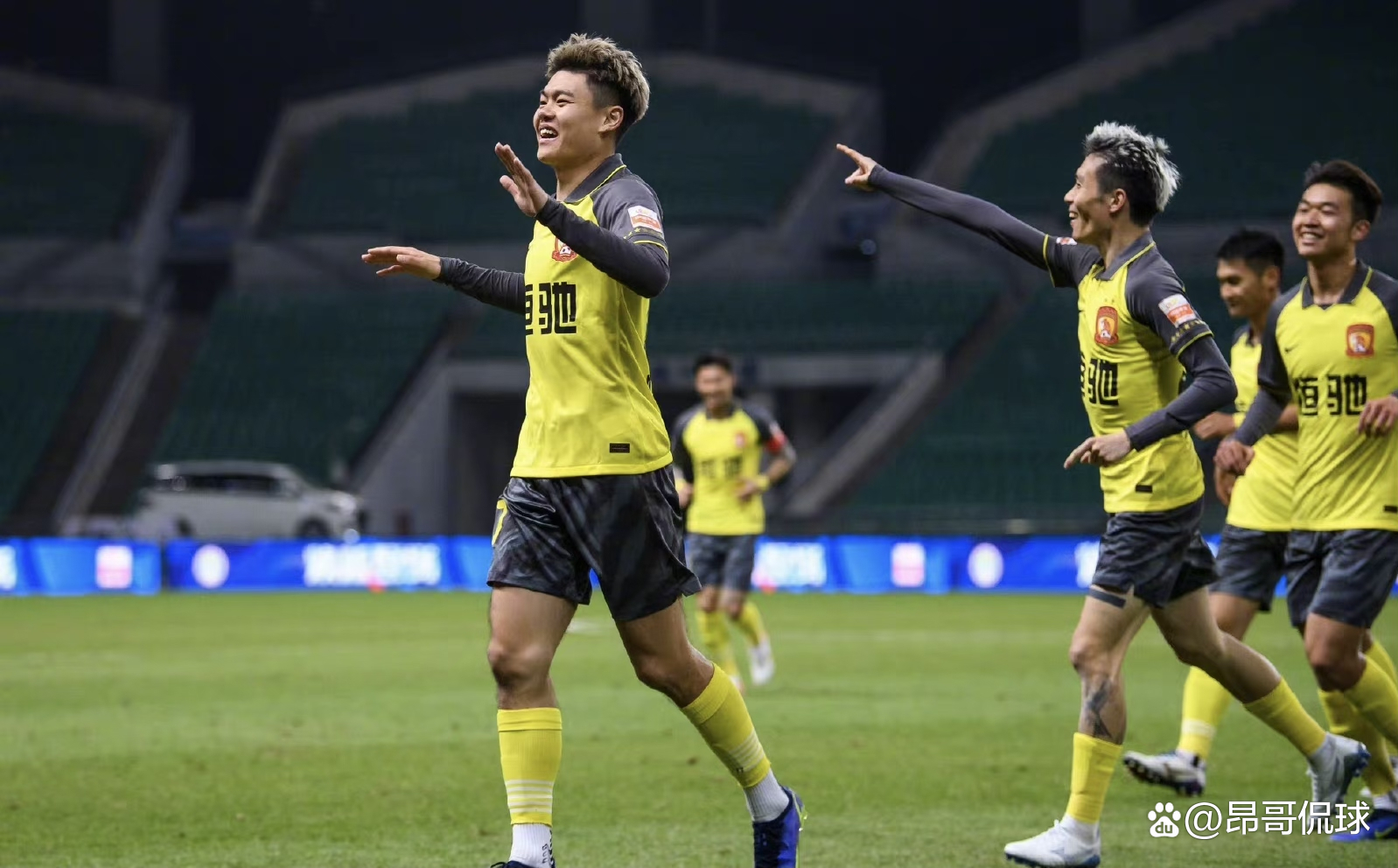 汉诺威96踩着对手高层，引发球迷热议