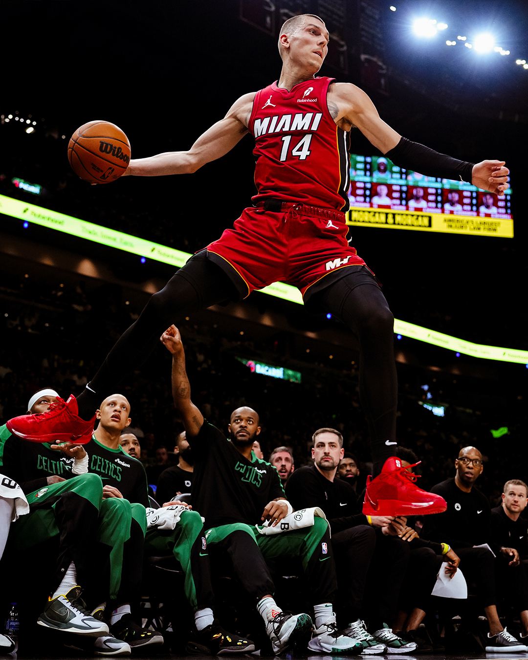 包含热火惜败活塞，客场告负状态再度低迷的词条