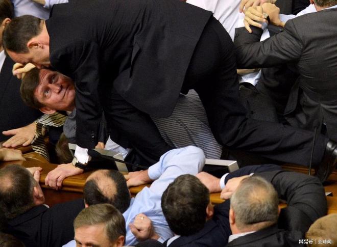 比赛中发生冲突事件，场面陷入混乱的简单介绍