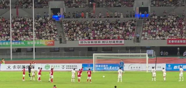 比赛中发生冲突事件，场面陷入混乱的简单介绍