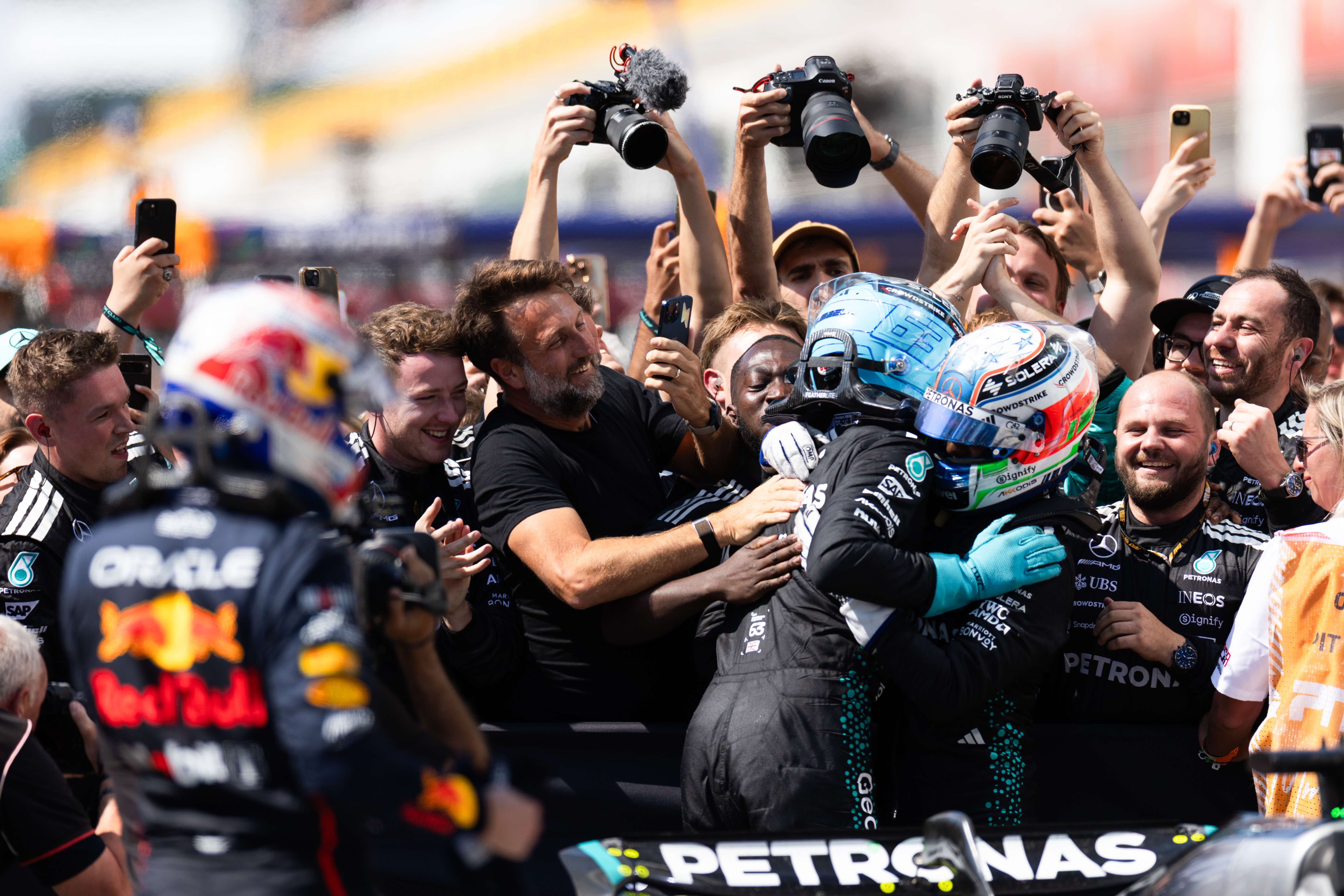 包含梅赛德斯险胜雷诺车队，拉塞尔扛起全队的词条